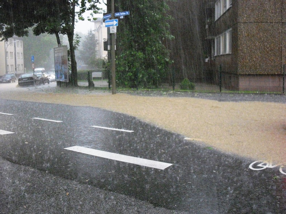 Durch Starkregen überflutete Straßen.