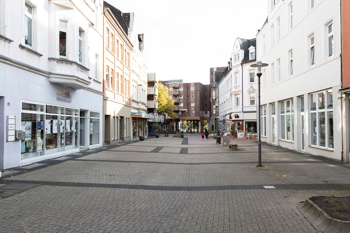 Foto der leeren Hertener Innenstadt, der Boden besteht aus grauen Pflastersteinen
