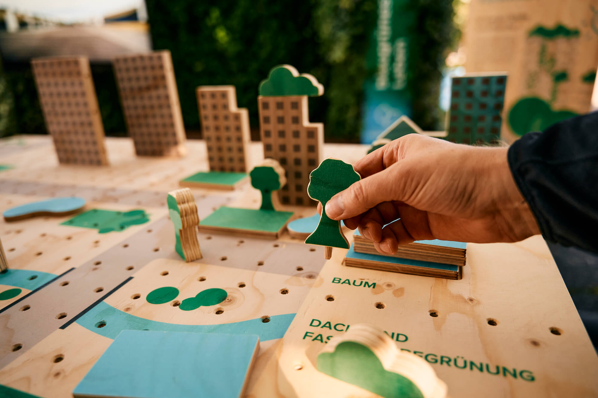 Expertenforum 2022 - Plastisches Holzmodell mit steckbaren Bäumen und Hochhäusern.