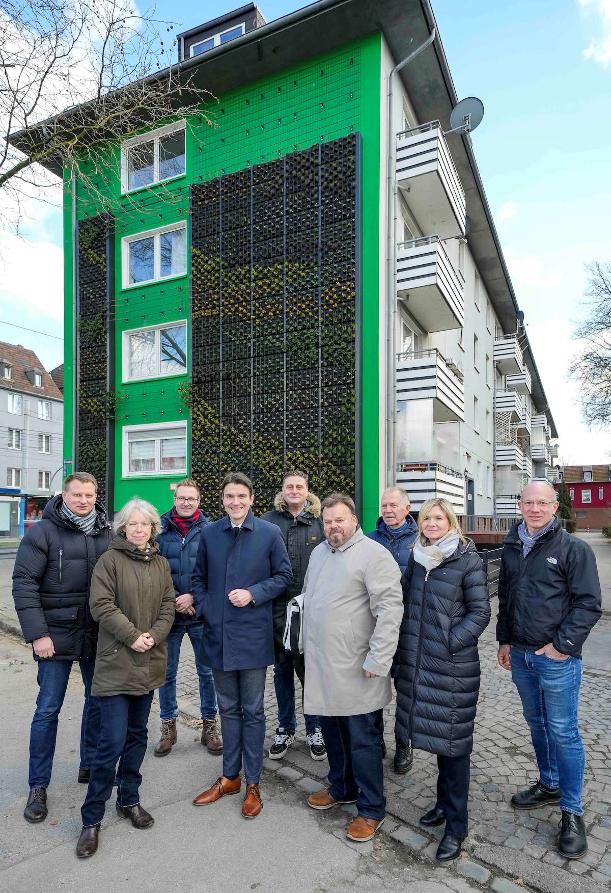 Die begrünte Fassade an der Schalkermeile und Vertreter der Stadt Gelsenkirchen und der Zukunftsinitiative Klima.Werk