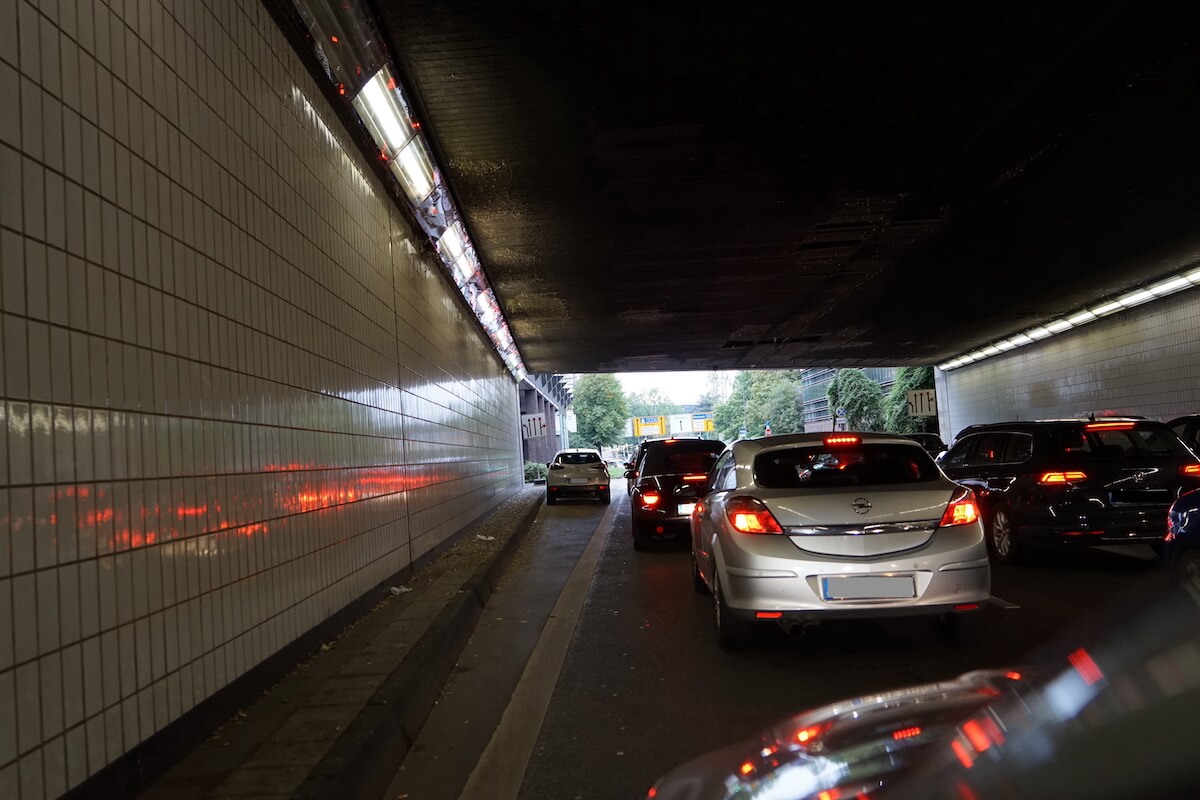 Autos reihen sich in einem Tunnel und warten. 