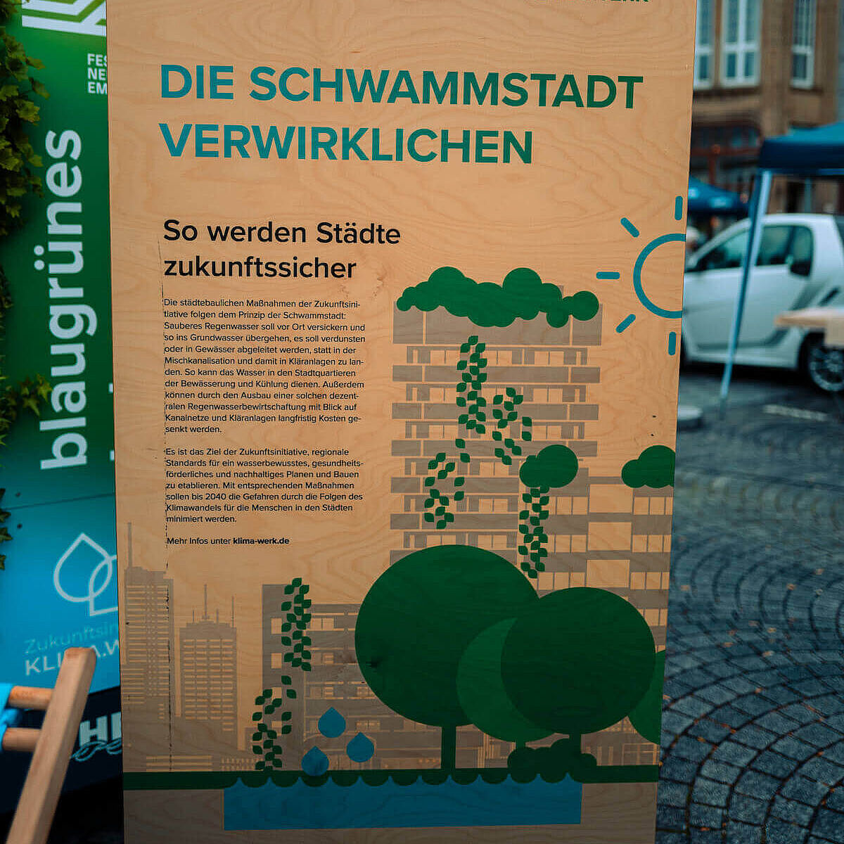 Holzschild auf dem KliMarkt mit Erklärung zur Schwammstadt.