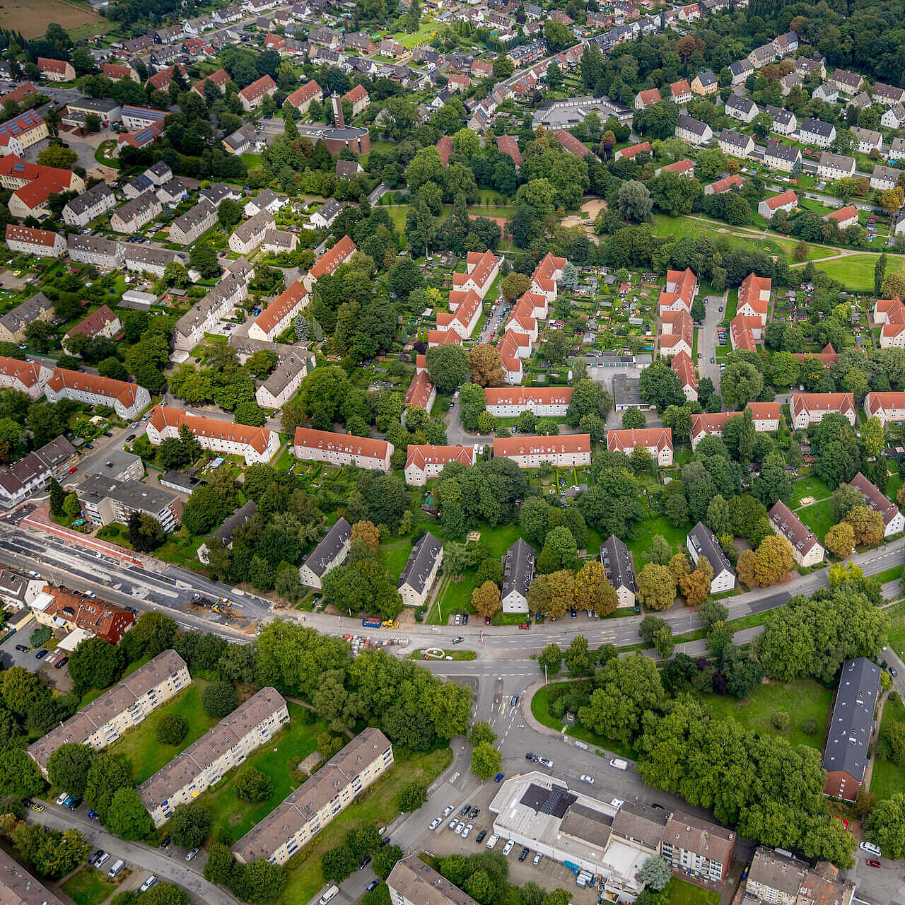 Eine Luftaufnahme von den Straßen und Häusern der Stadt Gladbeck.